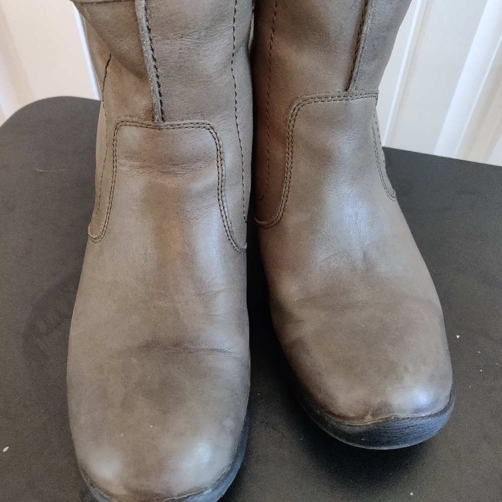 Keen Tyretread Ankle Boots in Warm Stone US 8.5